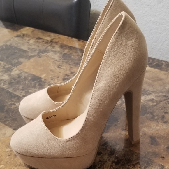 Heels - Picture 4 of 4